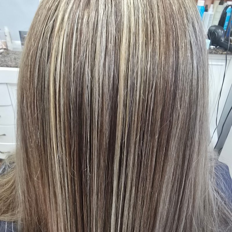 Even, fine highlights on straight hair, combed out close up